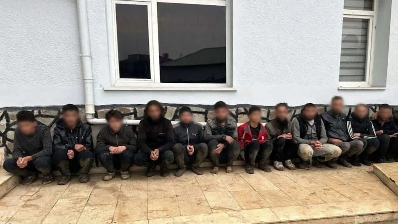 Yayladağı’nda dron destekli operasyonda 11 Suriye uyruklu göçmen yakalandı, 1 organizatör gözaltında