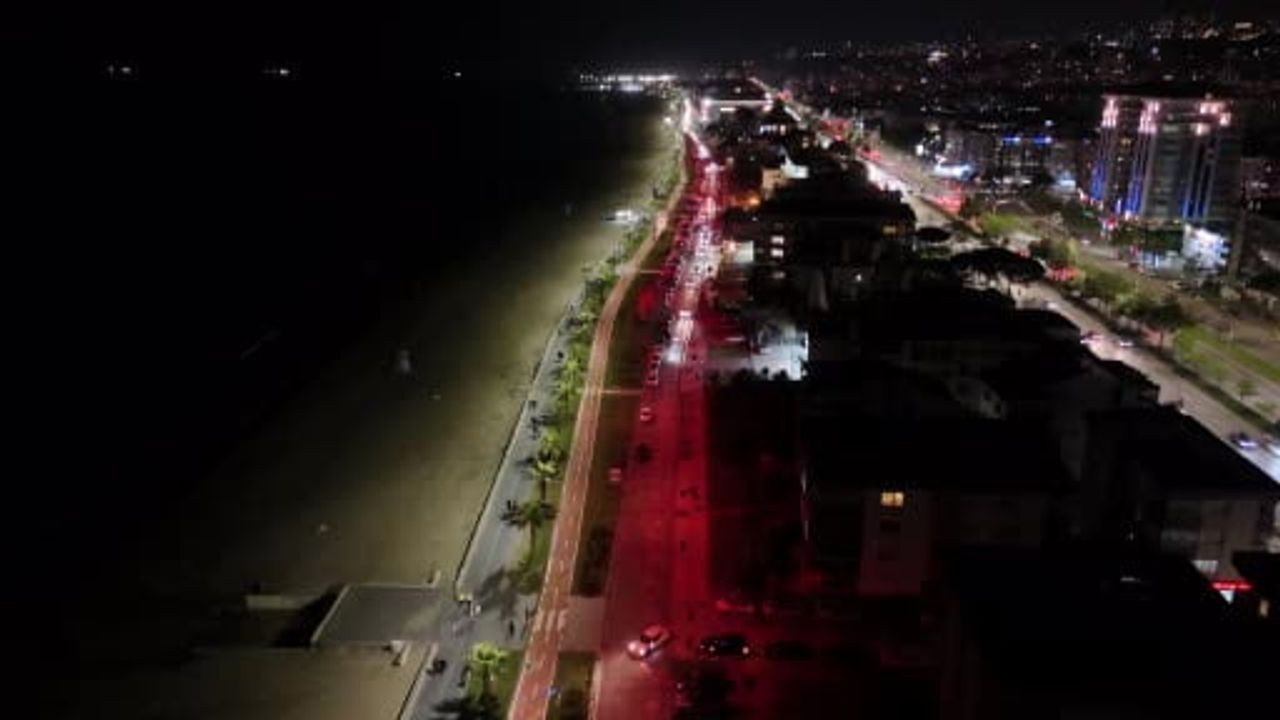 YEDAŞ Atakum Sahilini 19 Mayıs için Kırmızı ve Beyaz Işıklarla Aydınlattı