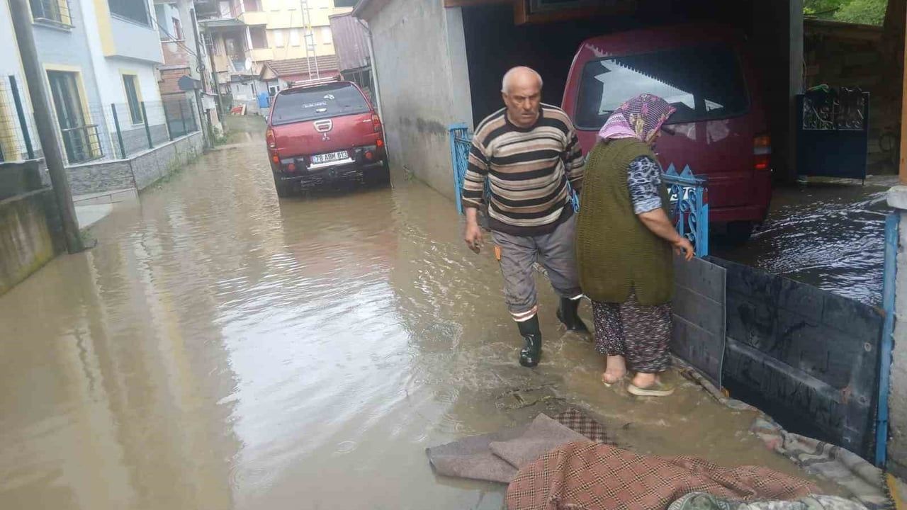 Yenice Bağbaşı (Dabazlar) Mahallesi'nde dere taştı, mahalle sakinleri tedbir alıyor