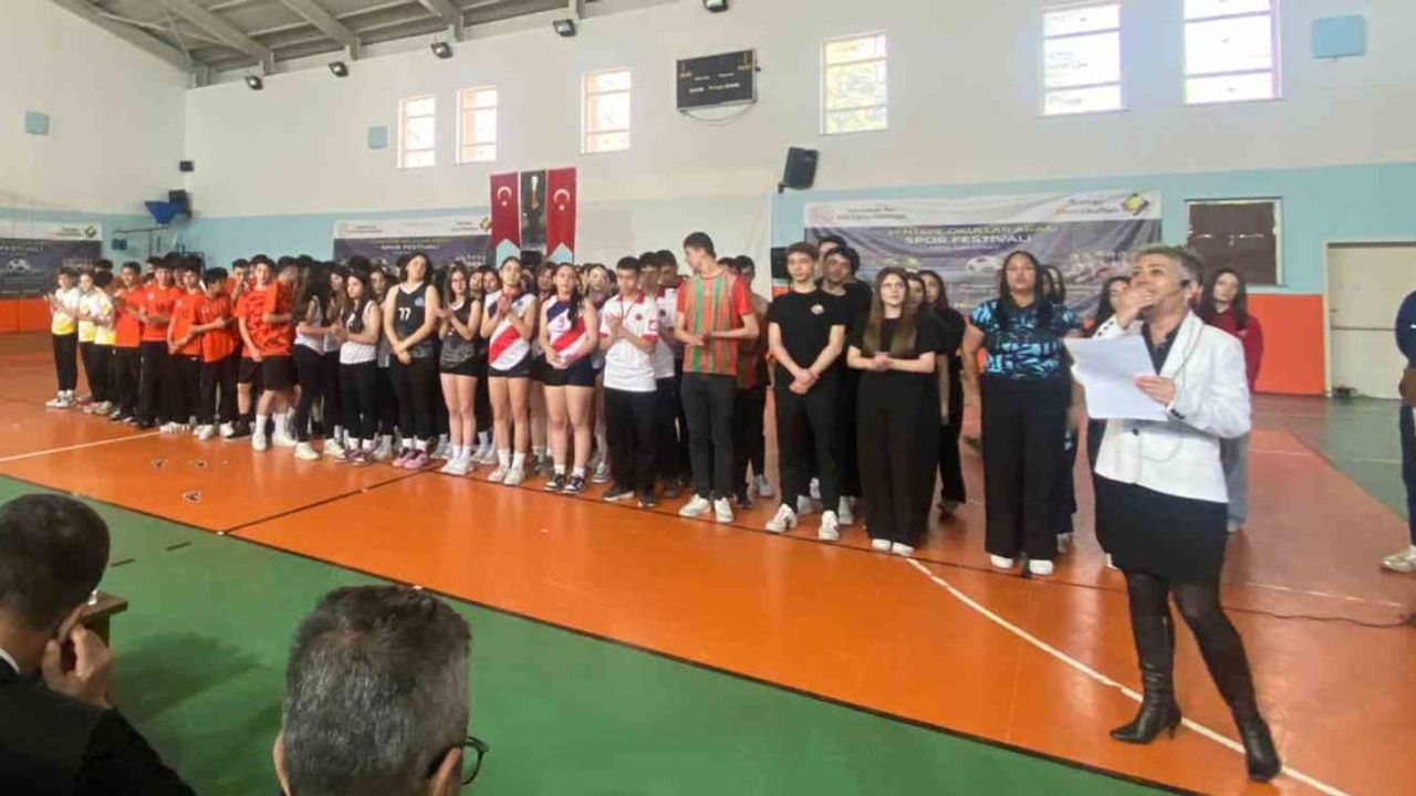 Yenimahalle'de Şentepe Okullar Arası Spor Festivali tamamlandı: Dereceye giren öğrencilere ödüller verildi