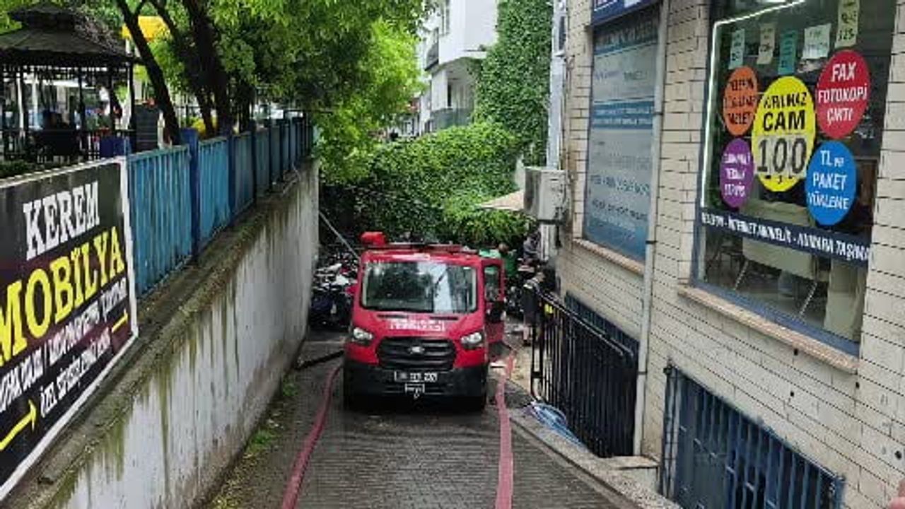 Yenimahalle'de Yoğun Yağış: Demetevler 360’ıncı Cadde'de Bodrum Dükkanları Su Bastı