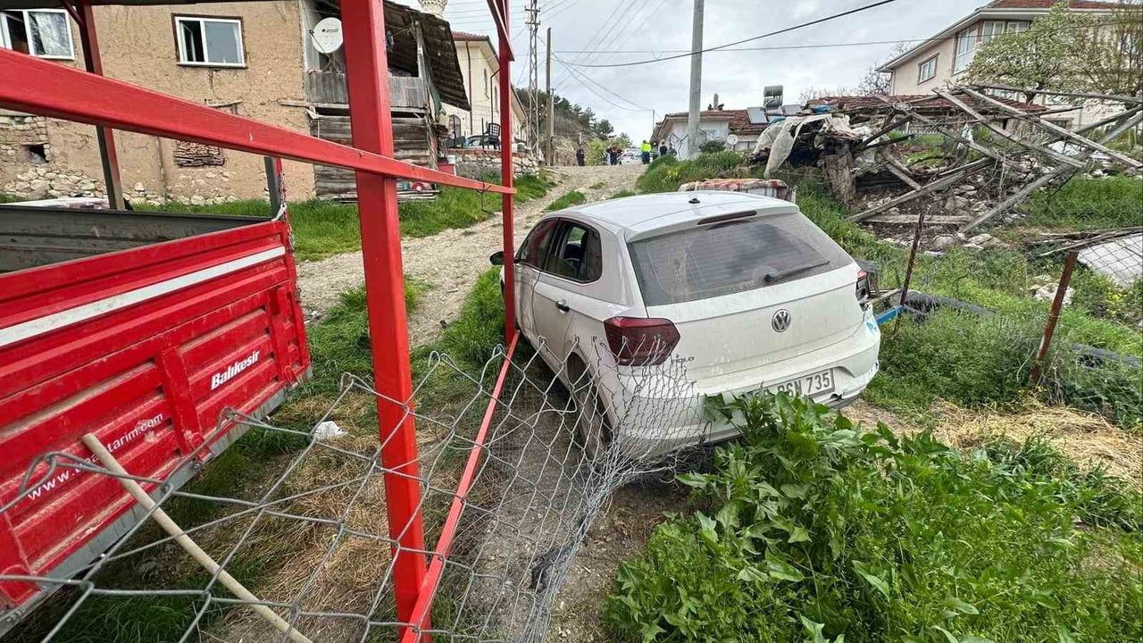 Yenipazar'da Park Halindeki Araç Frenlerinin Boşalmasıyla Korkuluklara Çarptı