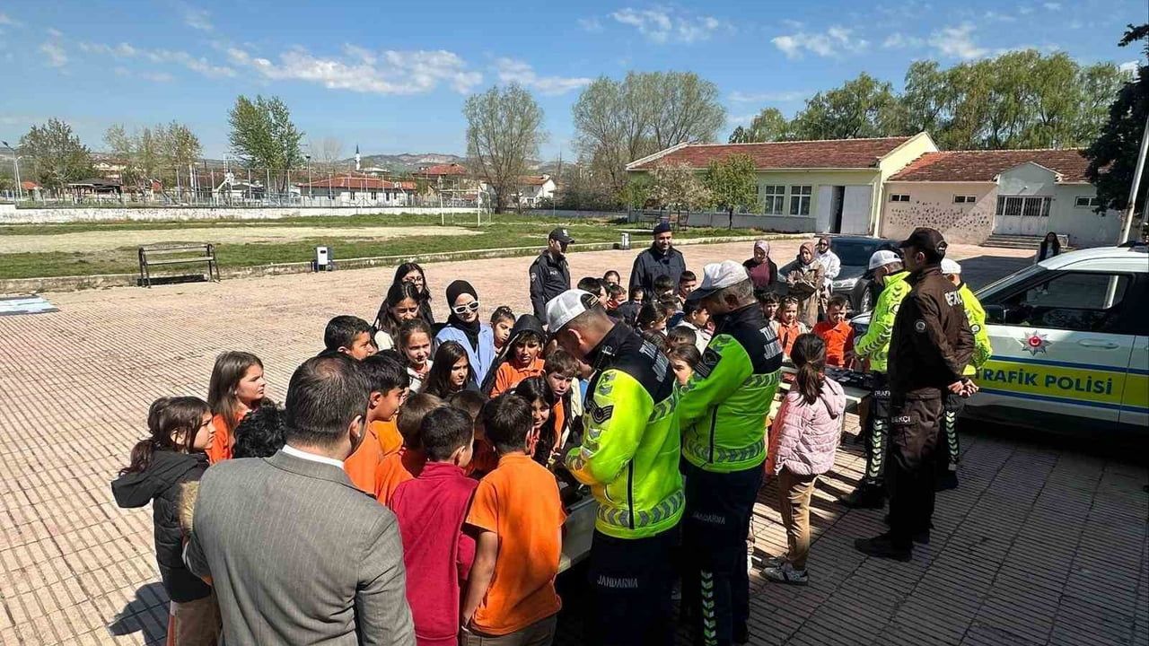 Yenipazar'da Trafik Haftası: Öğrencilere Uygulamalı Trafik Eğitimi
