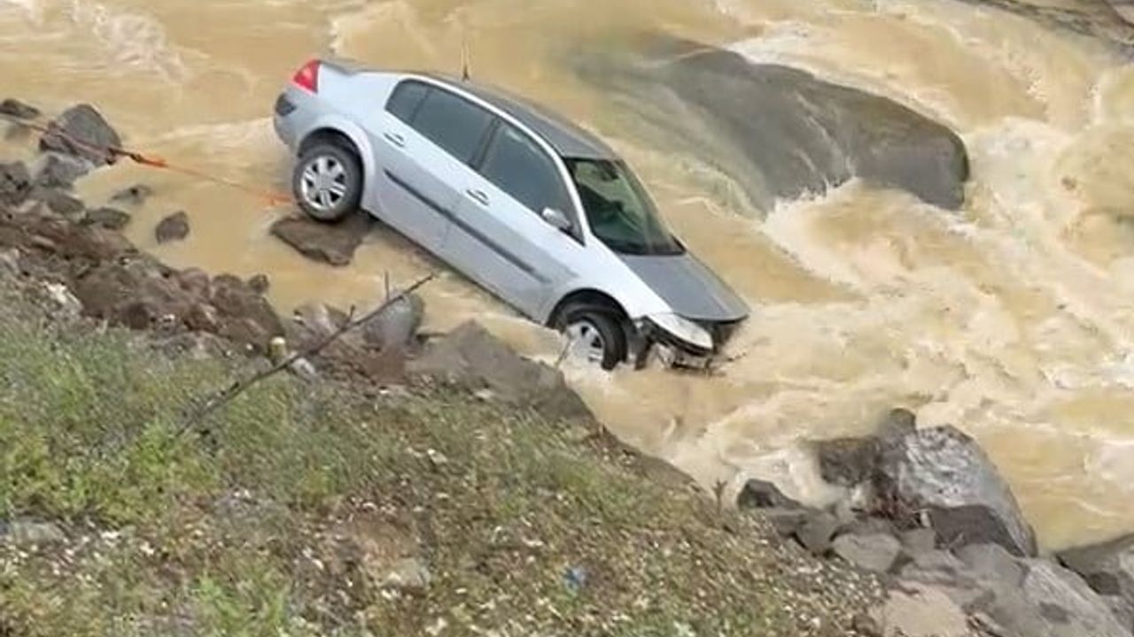 Yığılca'da yağışlı havada otomobil dereye uçtu; sürücü hafif yaralandı