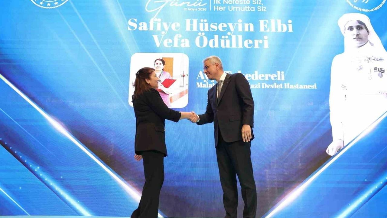 Yılın Hemşire ve Ebeleri Ödülleri Verildi — Ayşe Tekedereli'ye Ödül