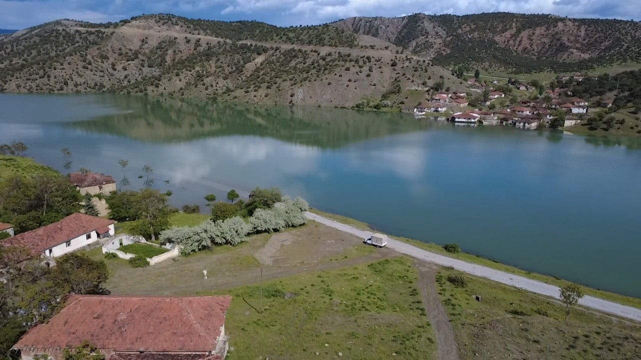 Yozgat Çekerek’te Yağışlar Ulaşımı Etkiledi: Cemaloğlu Köyüne Kayıkla Erişim Sağlanıyor
