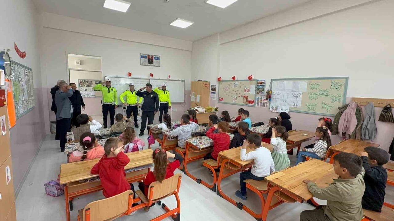 Yozgat Sarıkaya'da polis selamı veren minikler okulda polislerle buluştu
