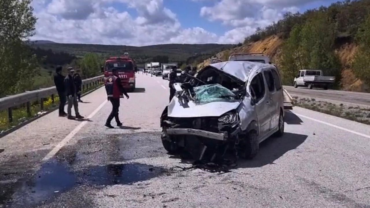 Yozgat-Sivas Karayolunda Bariyerlere Çarpan Hafif Ticari Araçta 6 Kişi Yaralandı