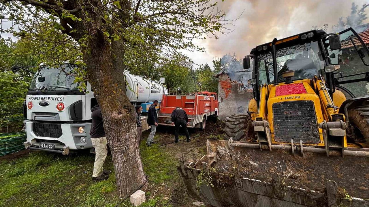 Yozgat Sorgun Araplı'da çıkan yangında ev ile eklentileri kullanılamaz hale geldi