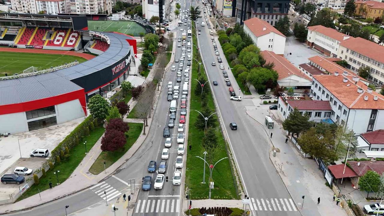 Yozgat'ta Bayram Trafiği: E-88 Karayolu'nda Yoğunluk ve Trafik Denetimleri