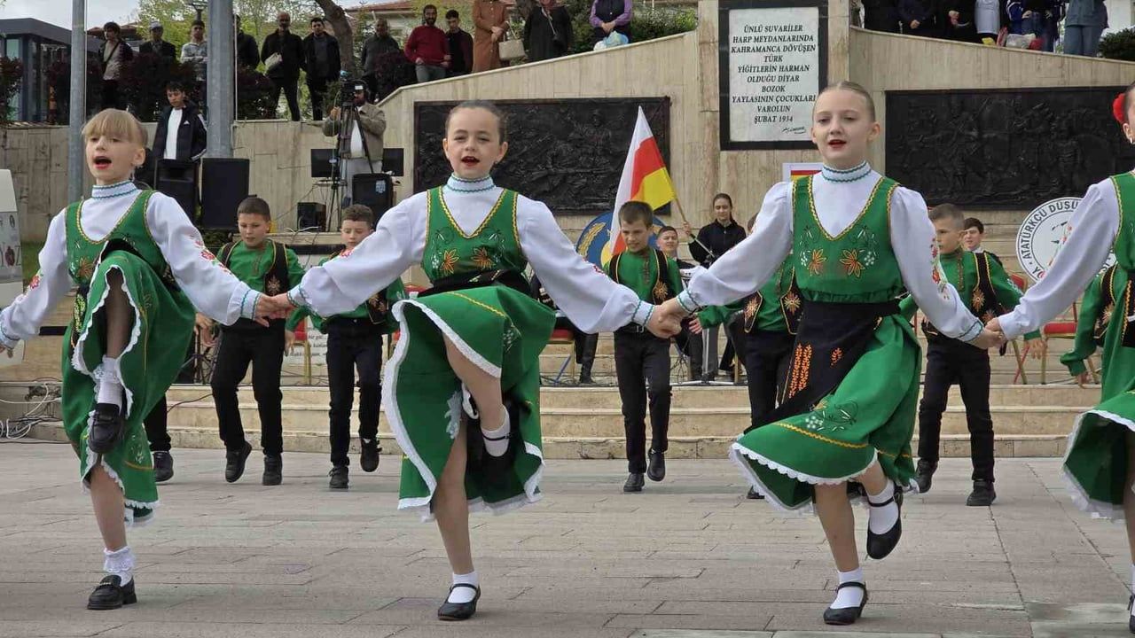 Yozgat’ta Halk Dansları Şenliği ilgi gördü: Uluslararası ekipler Cumhuriyet Meydanı’nda buluştu