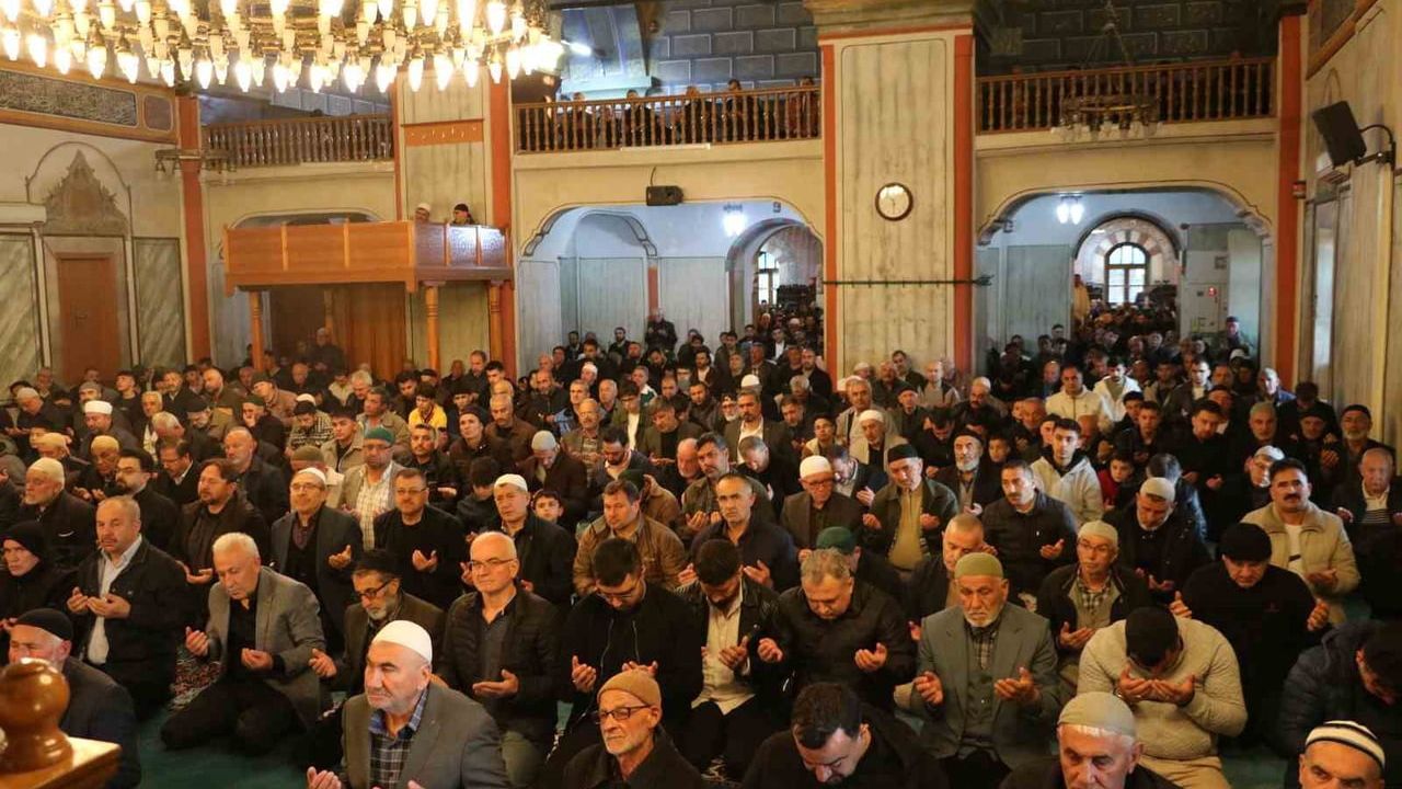 Yozgat'ta Kurban Bayramı: Çapanoğlu Camii'nde Bayram Namazı ve Geleneksel Bayramlaşma