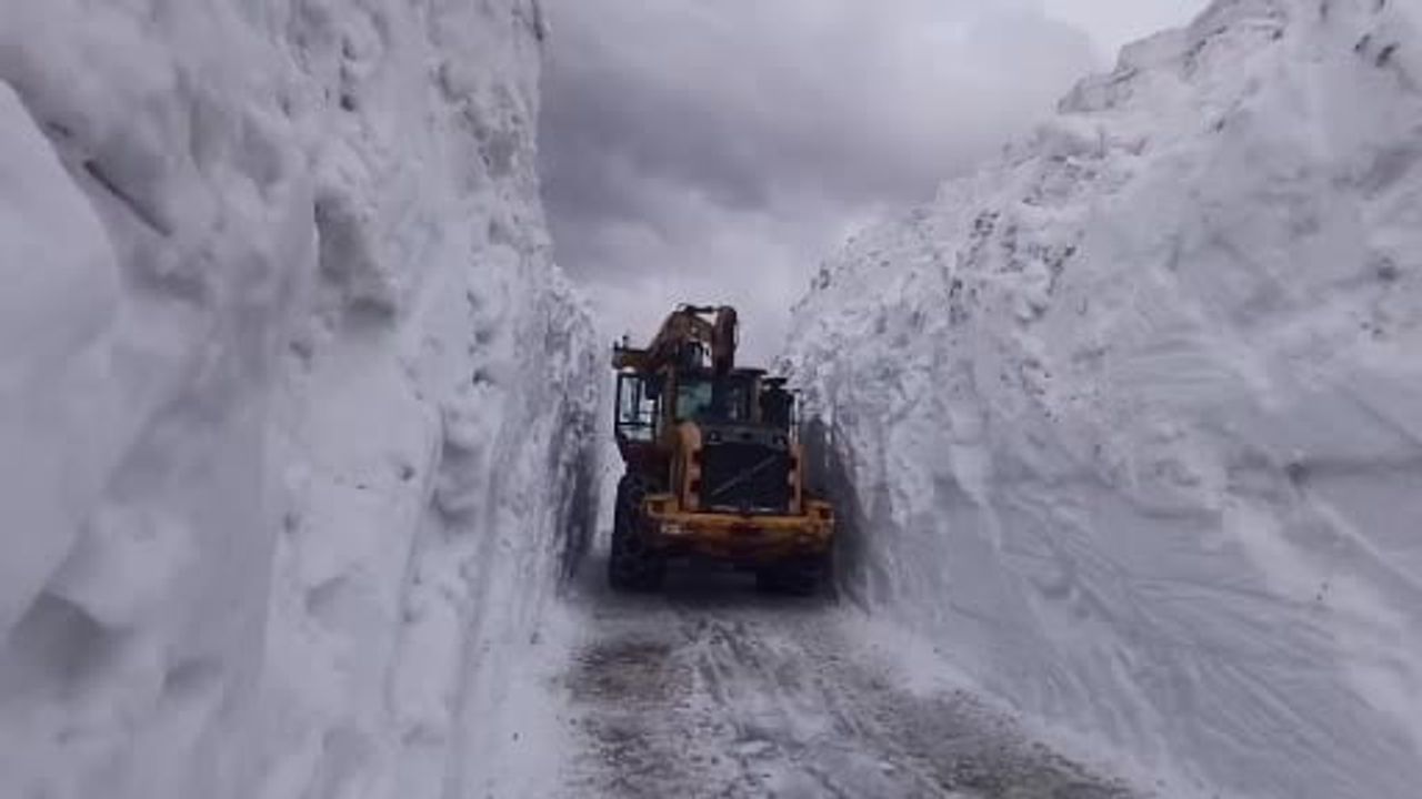 Yüksekova'da 6 metreyi aşan karda yol çalışmaları: Açılan yollar tünel görüntüsü oluşturdu
