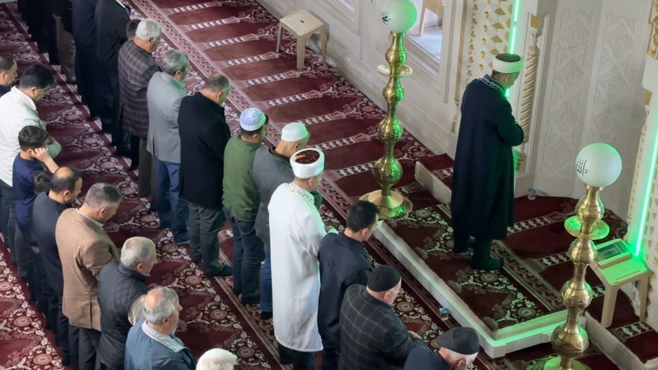 Yüksekova'da bayram namazı: Merkez İhsaniye Camii'nde cemaat buluştu