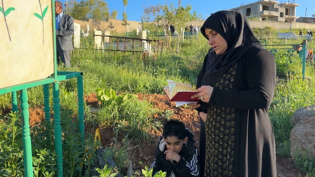 Yüksekova'da Kurban Bayramı'nın ilk gününde mezarlık ziyaretleri
