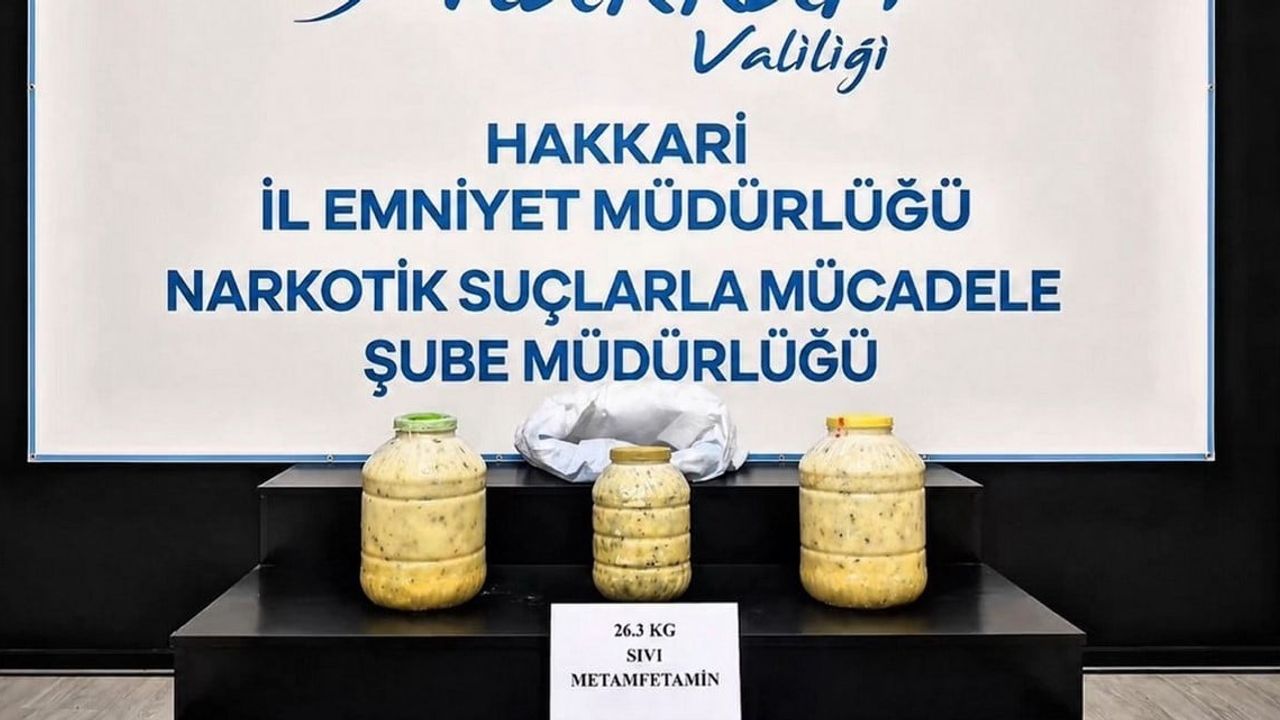 Yüksekova'da otobüs bagajında 26,3 kg sıvı metamfetamin ele geçirildi; 1 kişi tutuklandı