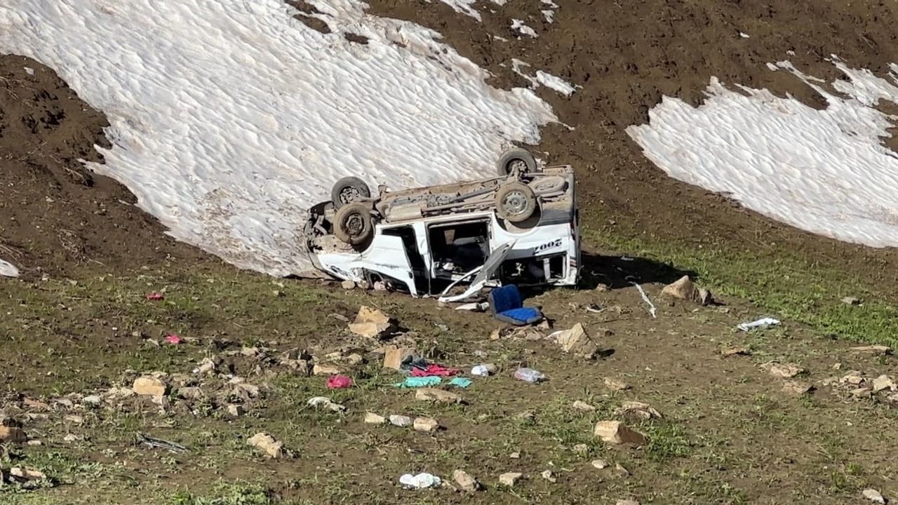 Yüksekova'da pancar işçilerini taşıyan minibüs şarampole yuvarlandı: 1 ölü, 7 yaralı