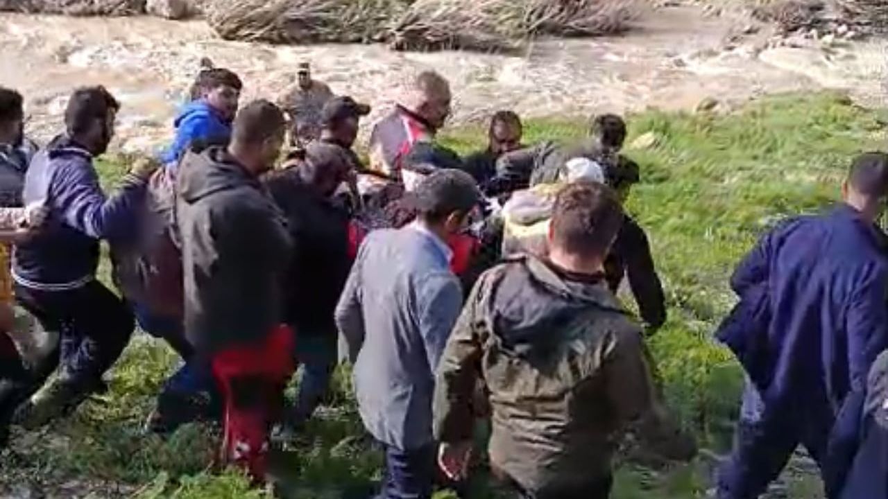 Yüksekova'da pancar toplamak için kayalıklardan düşen kadın hayatını kaybetti