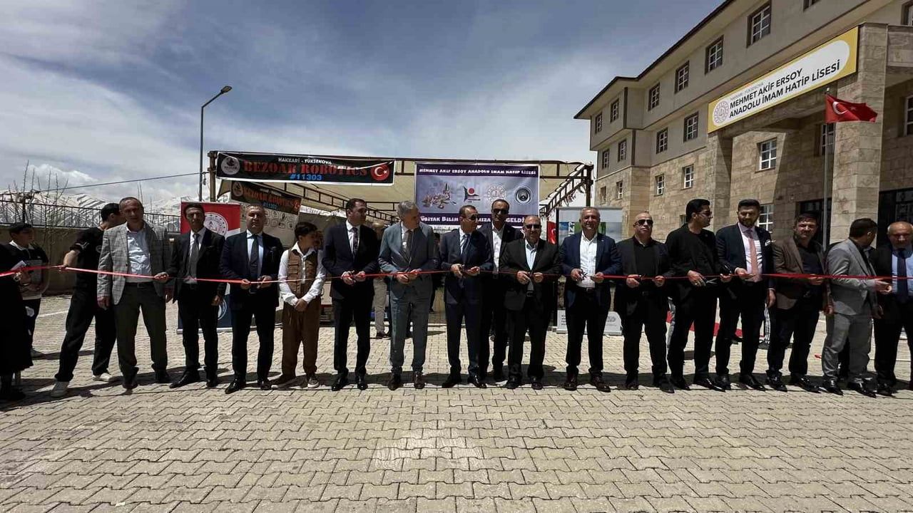 Yüksekova'da TÜBİTAK 4006 Bilim Fuarı: Öğrenciler ve yöresel lezzetler buluştu