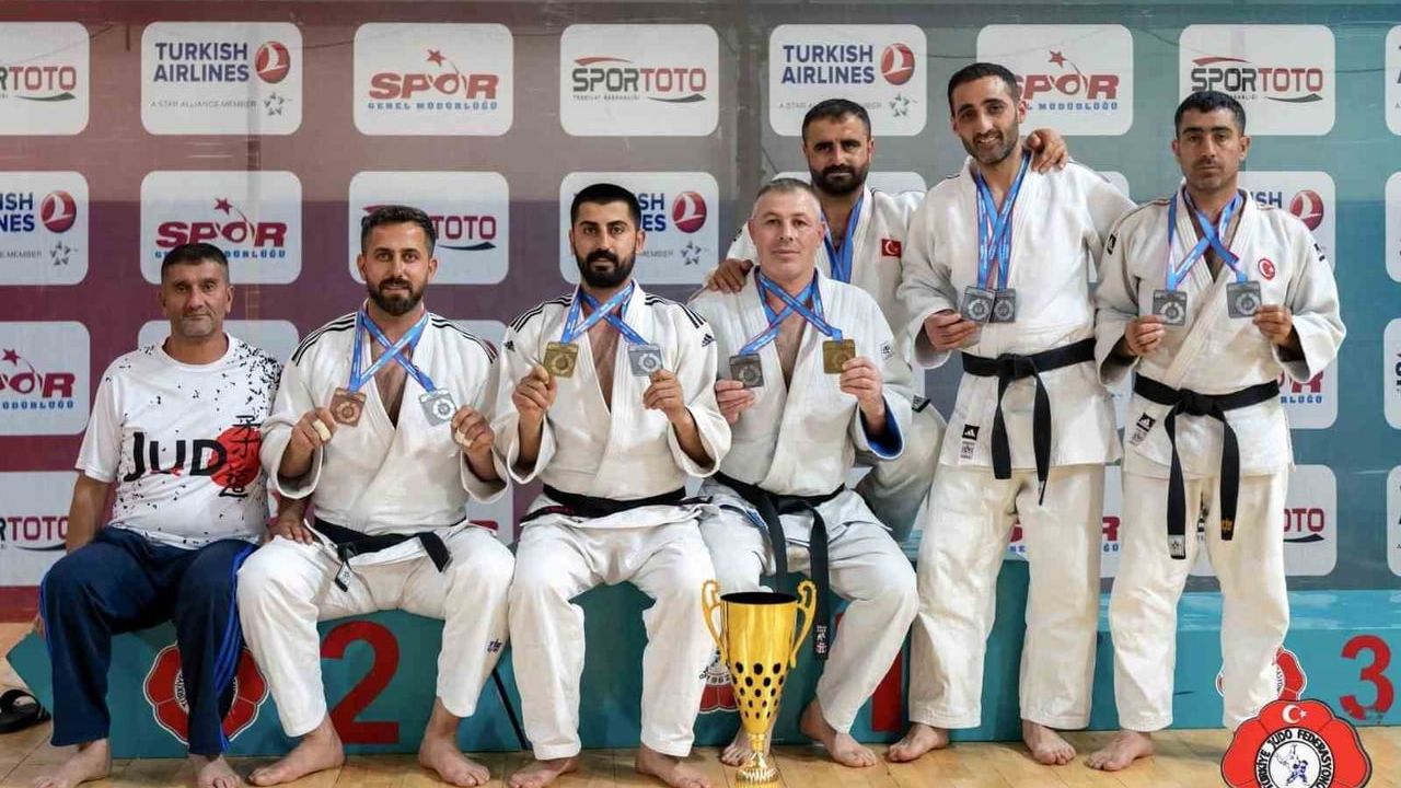 Yunusemre Belediyespor veteran judolarda Türkiye ikincisi oldu