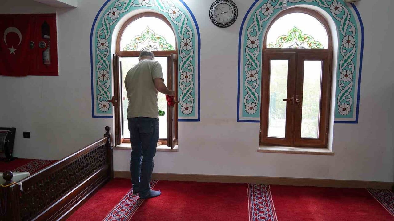Yunusemre'de camiler Bayram Namazına temiz ve hijyenik ortam için hazırlanıyor