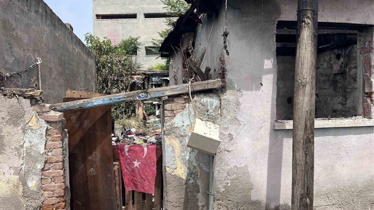 Yunusemre'de ev yangınında mahsur kalan 76 yaşındaki kadın jandarma tarafından kurtarıldı