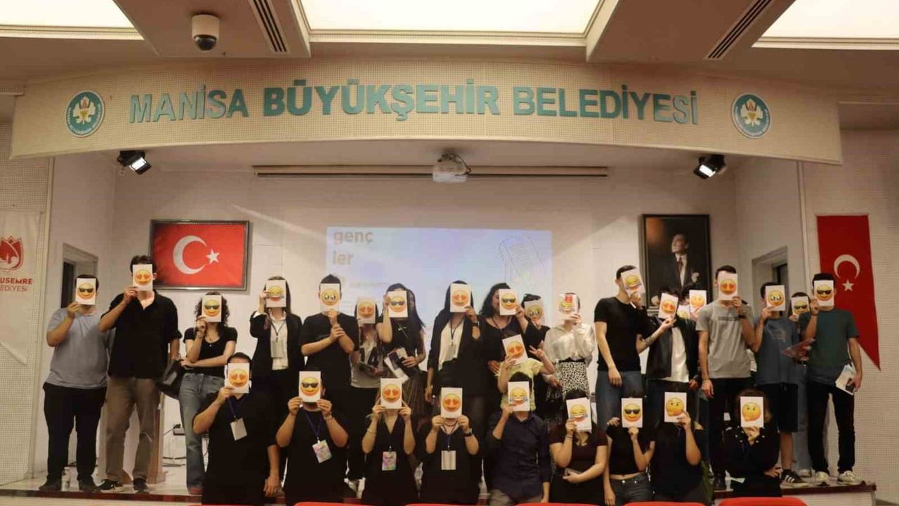 Yunusemre'de gençler Açık Mikrofon panelinde düşüncelerini uzmanlarla paylaştı