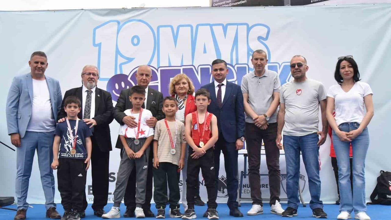 Yunusemre'de Minik Güreşçiler 19 Mayıs’ı Minderde Coşkuyla Kutladı