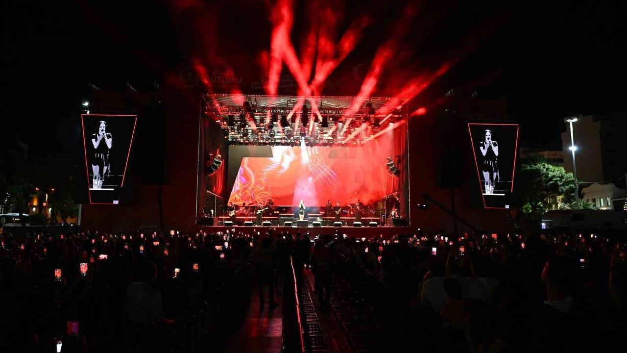 Zeynep Bastık Manisa'da sahne aldı: 19 Mayıs Gençlik Festivali konserle başladı