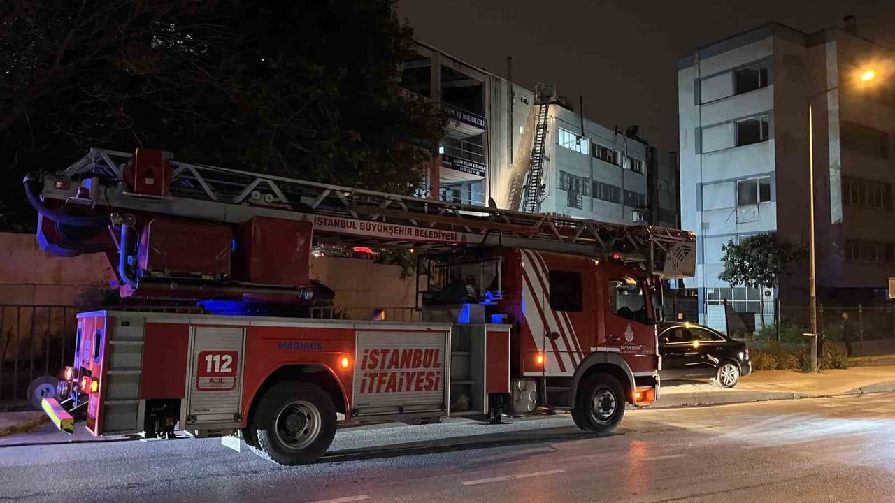 Zeytinburnu'da 4 katlı iş merkezinin çatısındaki kulübede yangın söndürüldü