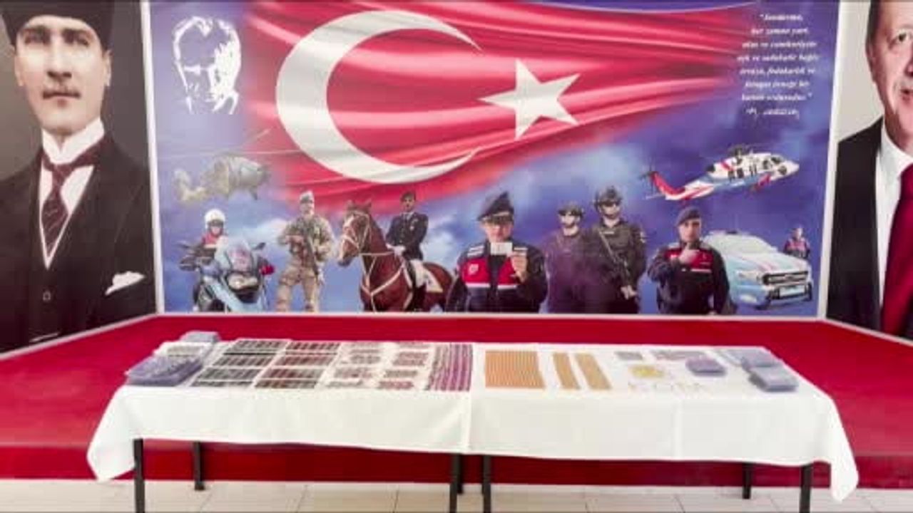 Zeytinburnu’nda 28 milyon 500 bin lira değerindeki sahte altınlar jandarmada sergilendi