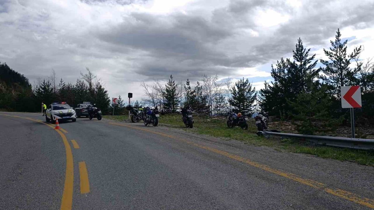 Zigana Dağı'nda motosiklet kazası: Bariyere çarpan motosikletten düşen 2 gençten 1'i hayatını kaybetti