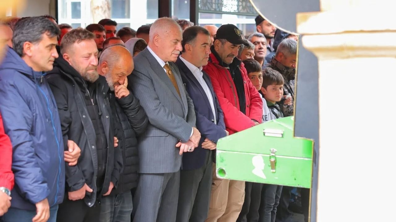 Zigana Dağı'ndaki motosiklet kazasında hayatını kaybeden Muhammet Alperen Dürüster Bayburt'ta toprağa verildi