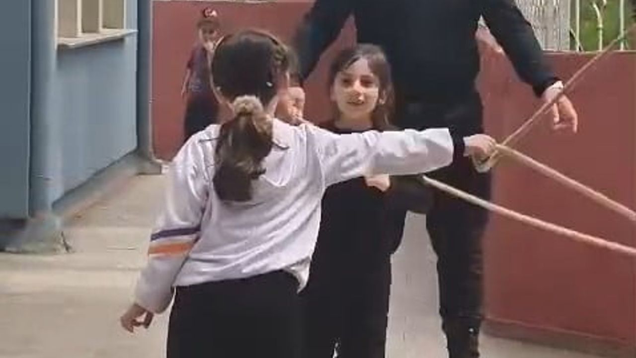 Zonguldak İlkokulu'nda polis memuru öğrencilerle teneffüste ip atladı