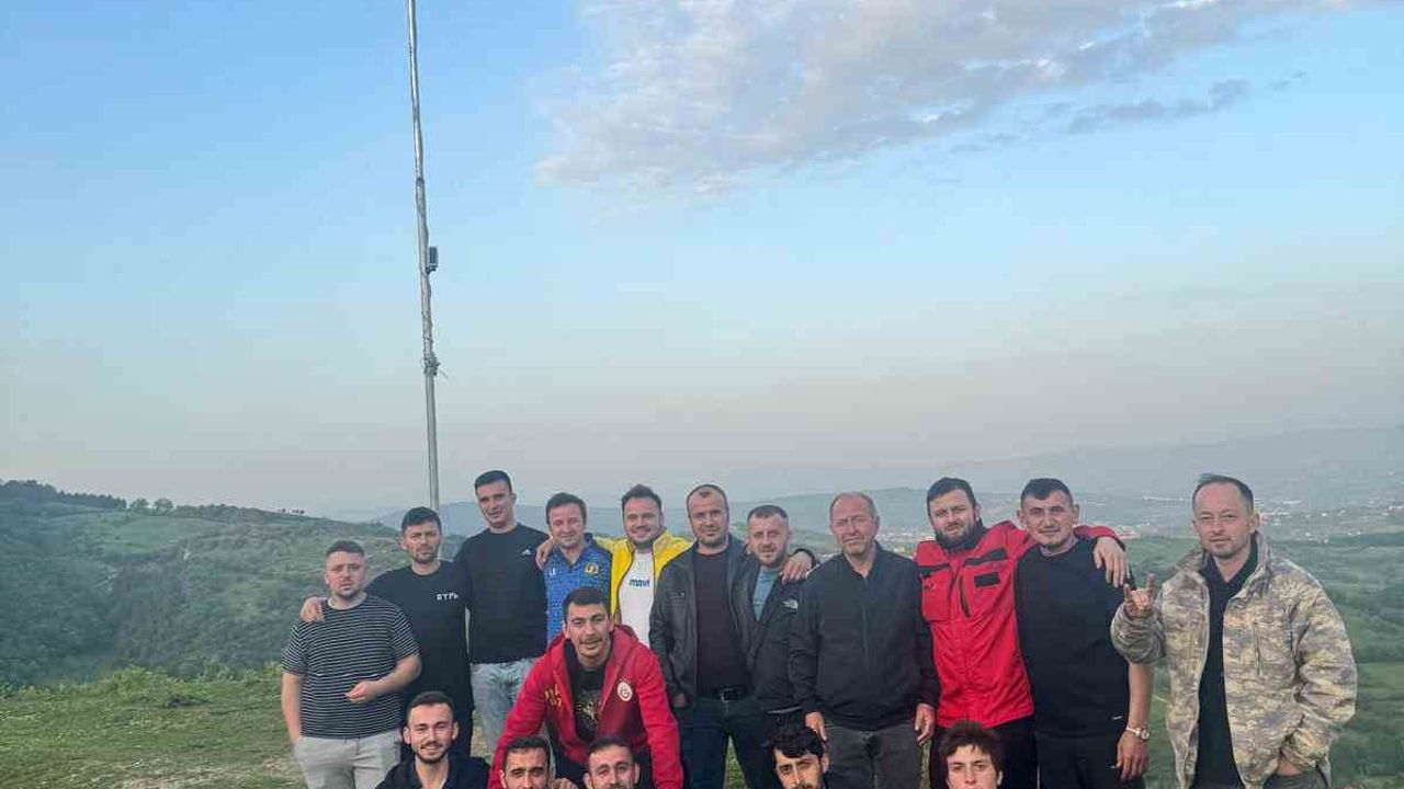Zonguldak Kalafatlı'da gençler köy zirvesine Türk bayrağı dikti