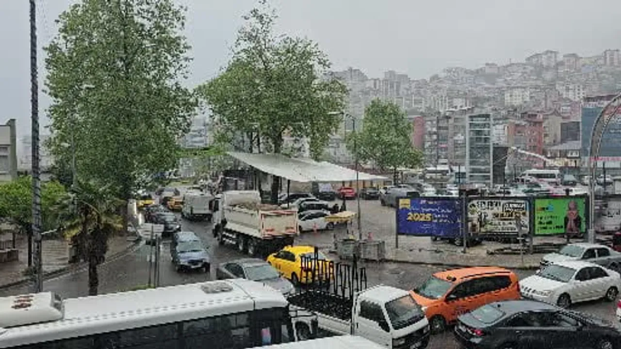 Zonguldak kent merkezinde aniden başlayan yoğun yağış günlük yaşamı etkiledi