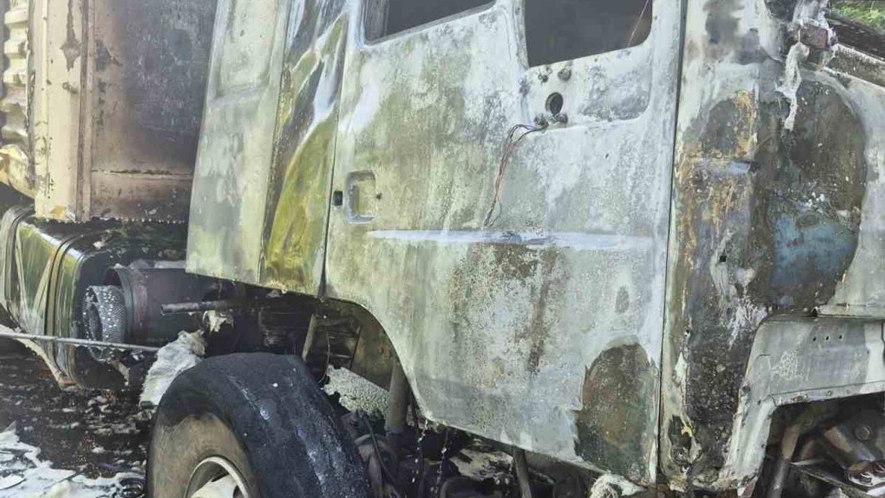 Zonguldak Kozlu'da seyir halindeki kamyonda yangın: Kabin kullanılamaz hale geldi