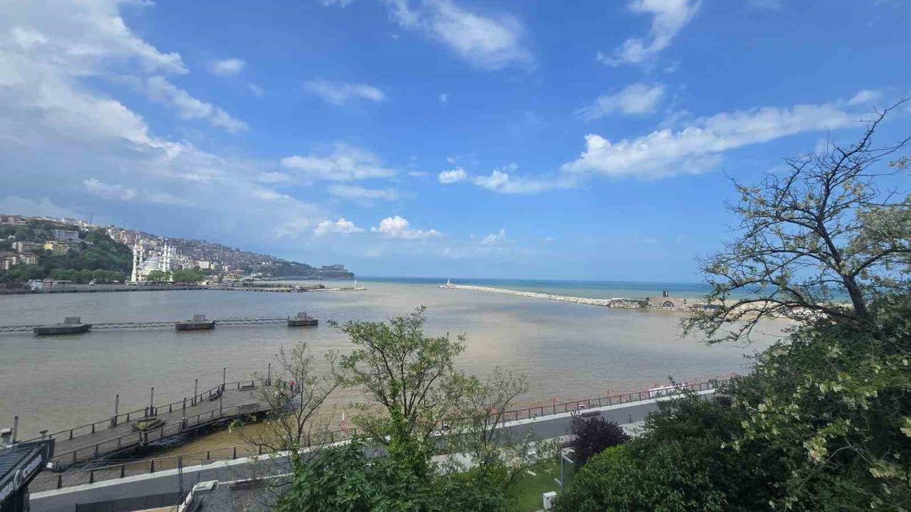 Zonguldak Limanı yağışların ardından sarıya büründü — Derelerden taşınan çamur deniz rengini değiştirdi