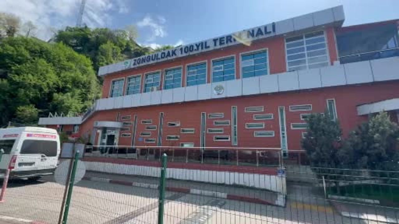 Zonguldak'ta 100. Yıl Şehirlerarası Otobüs Terminali'nde heyelan: iç yol ulaşıma kapandı