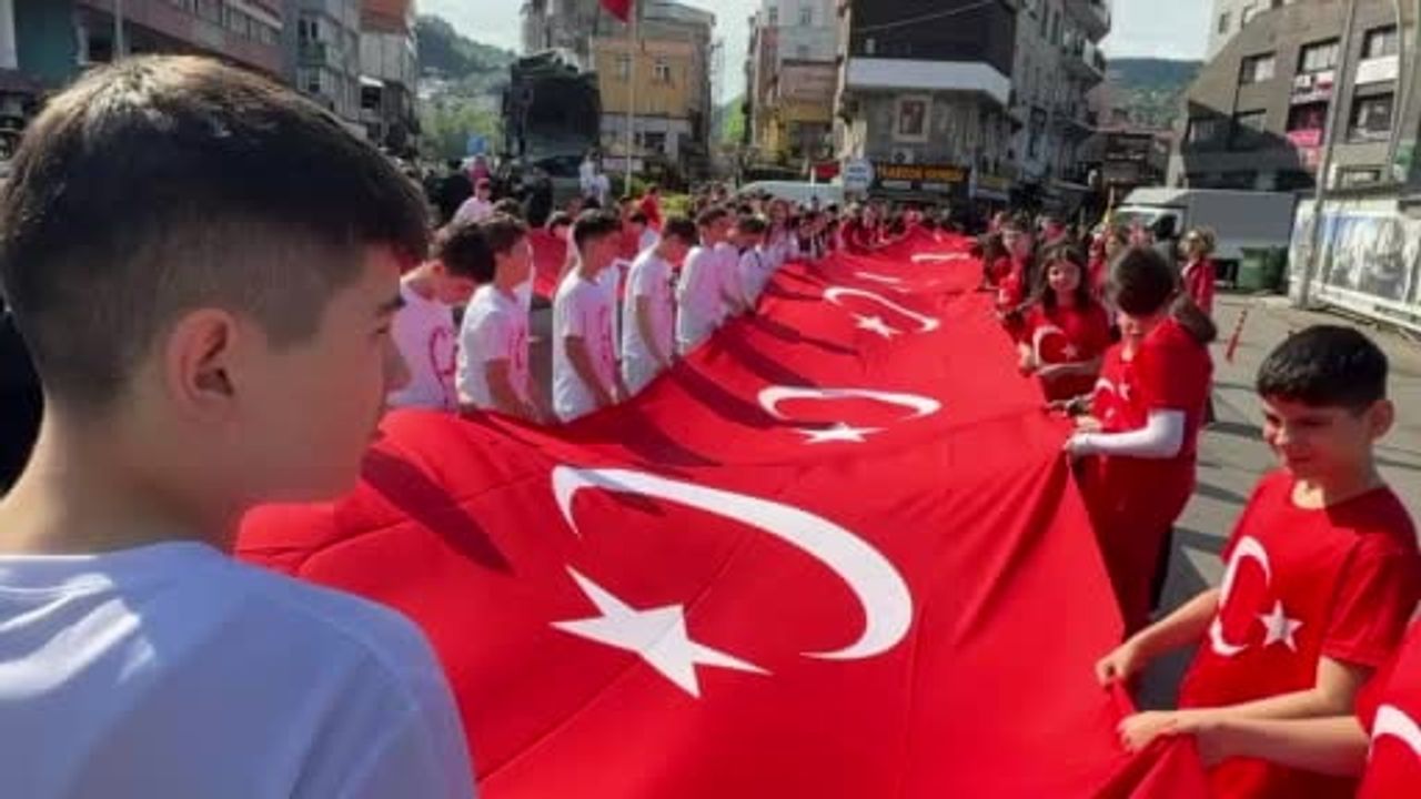 Zonguldak'ta 19 Mayıs, 107 Metrelik Dev Türk Bayrağı ve Gençlik Yürüyüşüyle Kutlandı