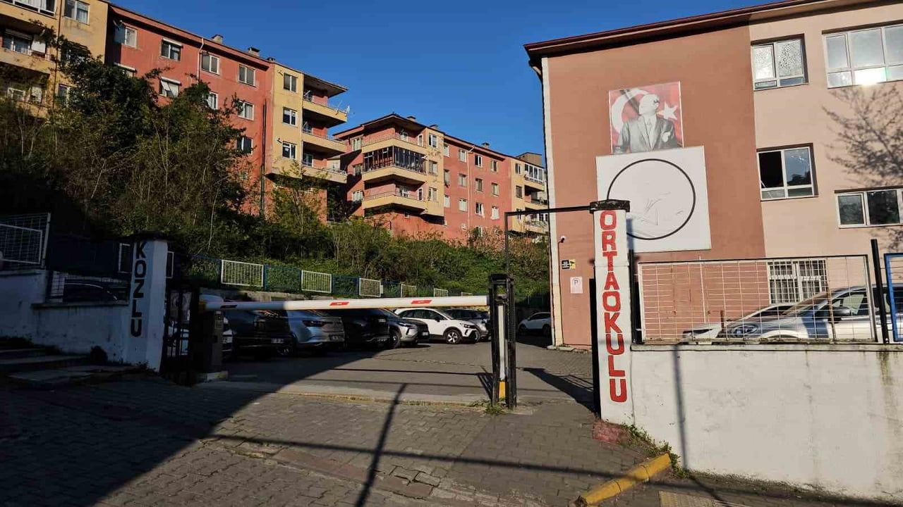 Zonguldak'ta 90'lar Konseri: Kozlu Ortaokulu Müdürü İbrahim Uğur Metin'in Performansı İlgi Topladı