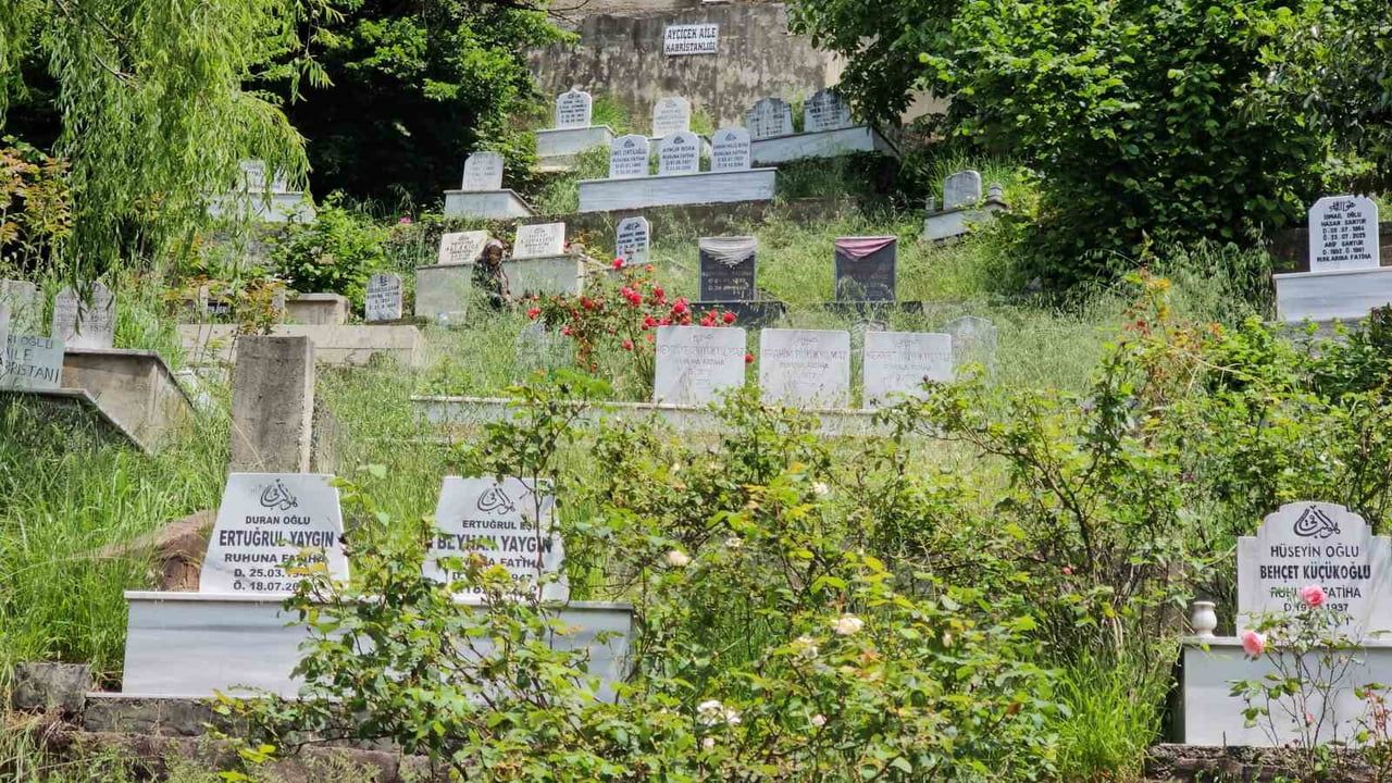 Zonguldak'ta Arefe Günü: Asri Mezarlıkta Ziyaretçi Yoğunluğu