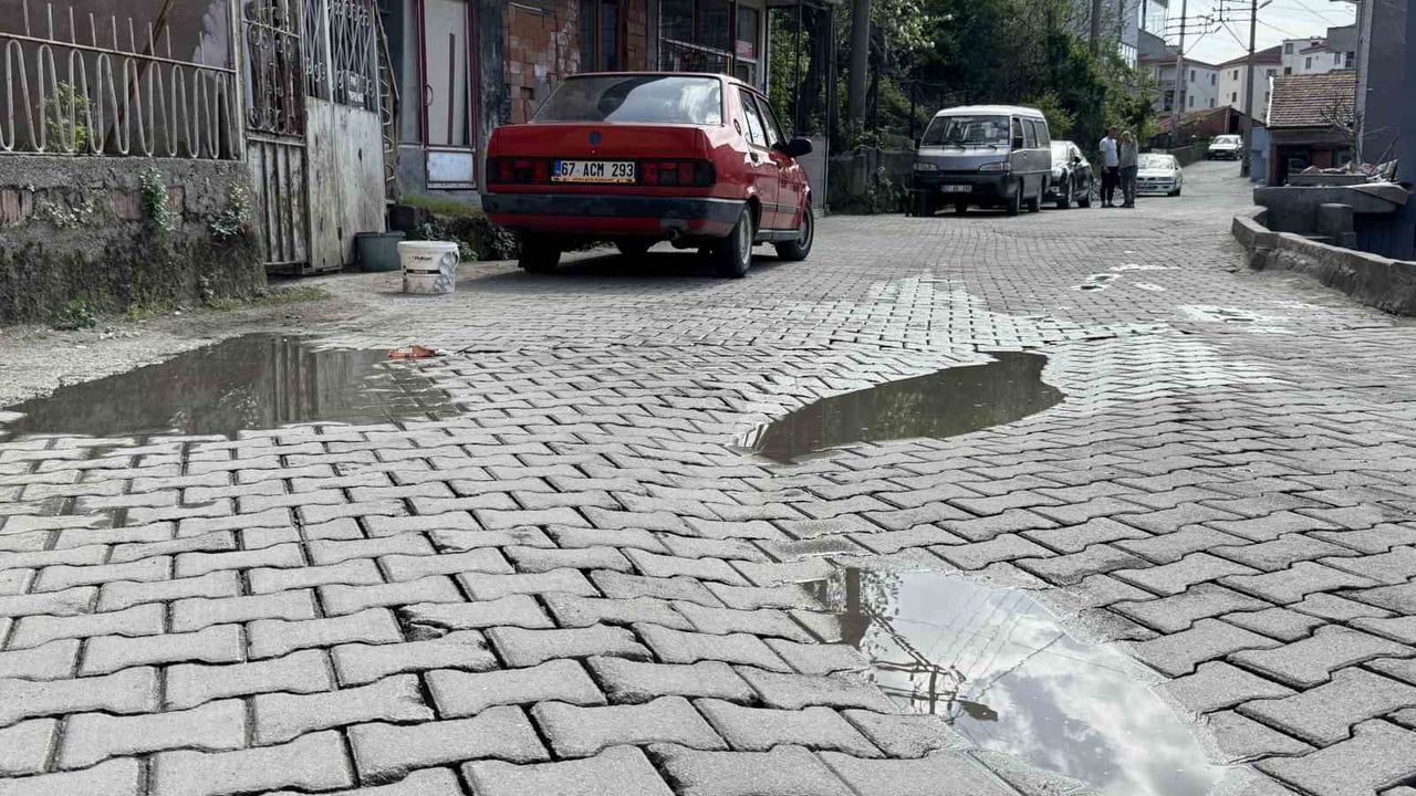 Zonguldak’ta dokuz aydır onarılmayan parke yolu su birikintileri okul çocuklarını ıslatıyor