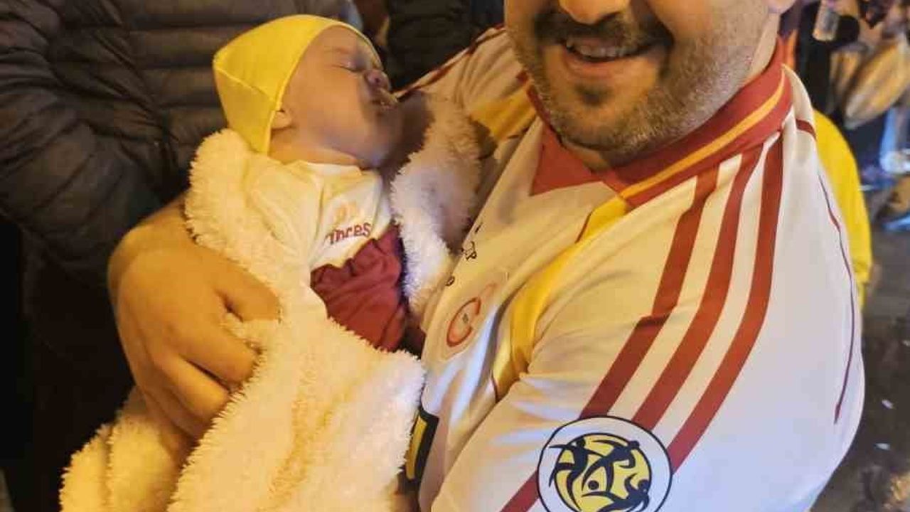 Zonguldak’ta Galatasaray kutlamaları: 45 günlük Sare bebek babasının kucağındaydı