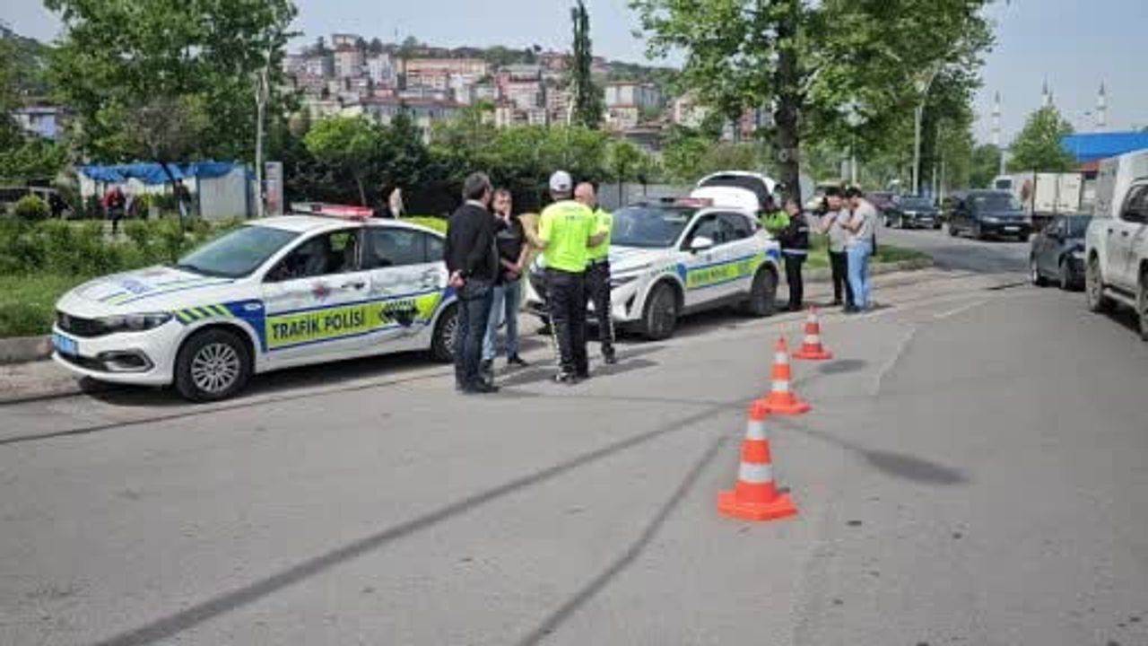 Zonguldak’ta liman sahasına geri manevra yapan yük treni polis otosuna çarptı