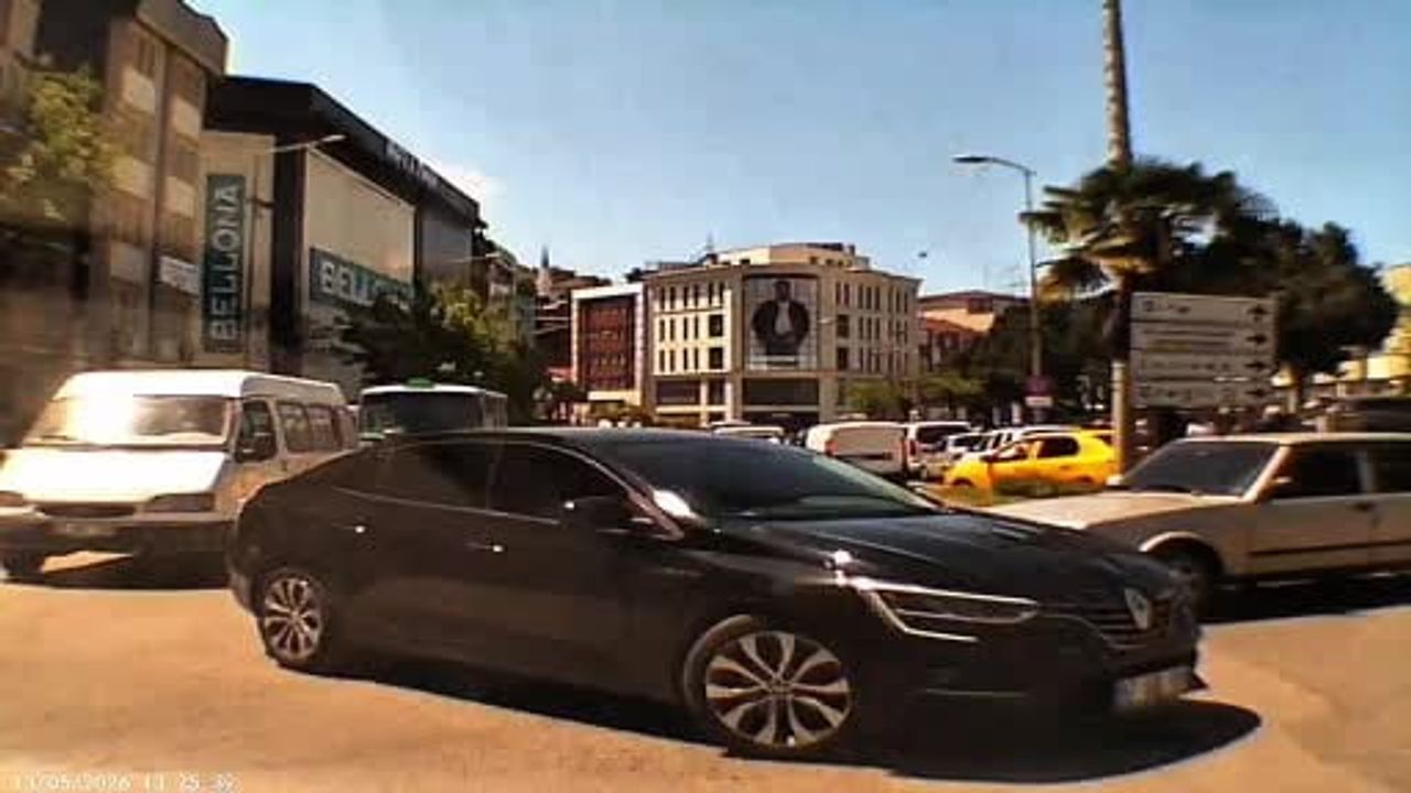 Zonguldak'ta minibüsün altında kalan 69 yaşındaki kadının kurtarılma anı kamerada