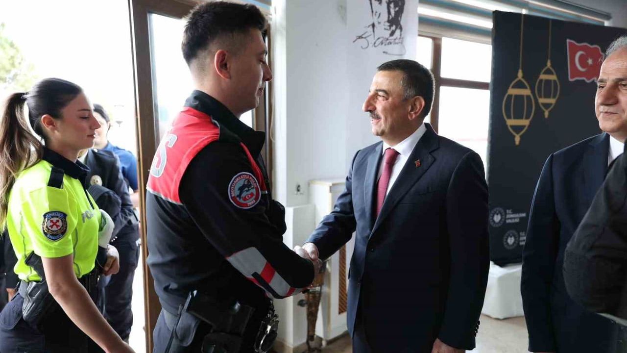 Zonguldak’ta protokol Polisevi’nde bir araya geldi: Vali Hacıbektaşoğlu’ndan dayanışma ve trafik uyarısı
