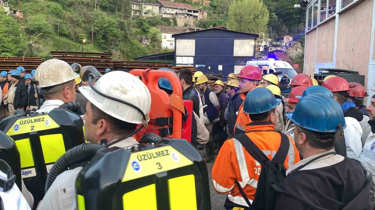 Zonguldak Üzülmez'de deprem tatbikatı: Madenciler 320 metre altından güvenli tahliye edildi