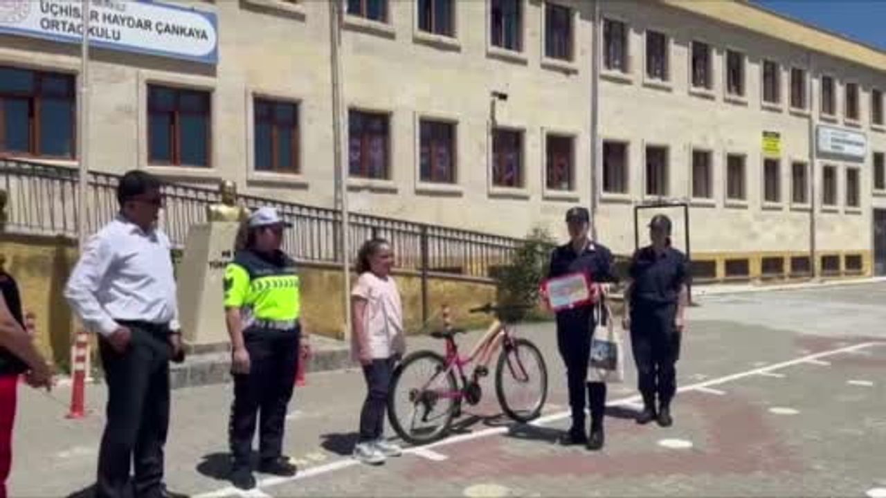 200 kitap okuyana bisiklet verildi: Uçhisar İlk ve Ortaokulu'nda trafik ve okuma teşviki