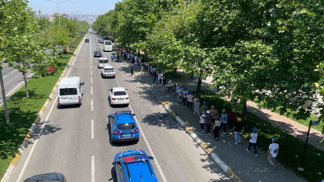 3 aydır ödeme alamadıklarını iddia eden Özşen Madencilik işçileri Tekirdağ ofisine yürüdü
